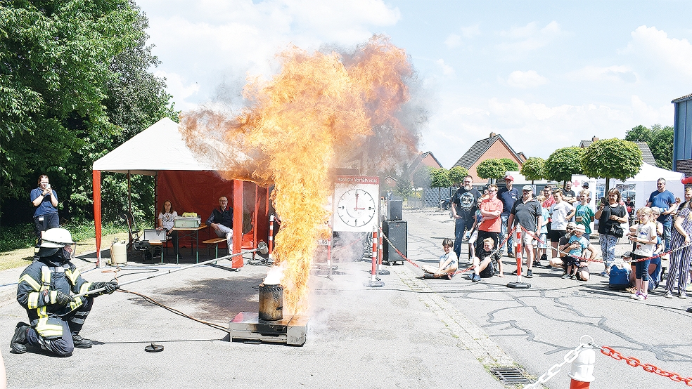 Die Feuerwehr Holthusen zeigt, was geschieht, wenn brennendes Öl mit Wasser gelöscht wird.  © Fotos: Kuper
