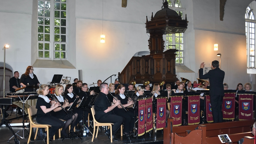 Das Blasorchester unter der Leitung von Wim Westerman spielte im dritten Teil das Finale des Jubiläumskonzertes in der Georgskirche in Weener. © Foto: Kuper