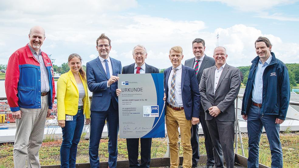IHK-Geschäftsführer Max-Martin Deinhard (3. von links) und IHK-Präsident Dr. Bernhard Brons (4. von rechts) übergeben Werftchef Bernard Meyer das Ausbildungs-Gütesiegel.  ©  Foto: Meyer Werft