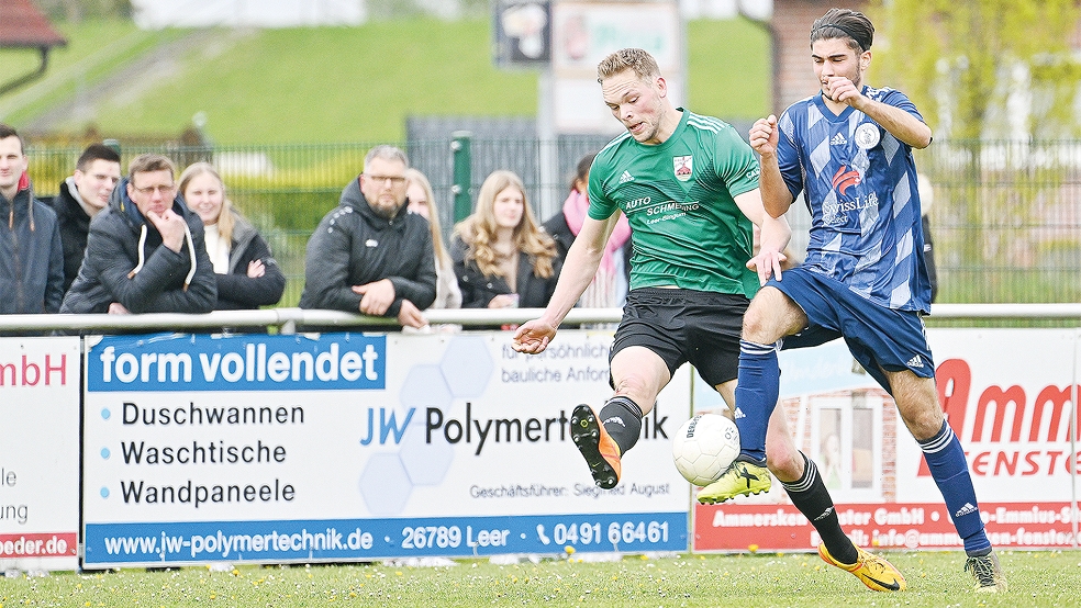 Vergangene Saison noch ein Duell in der Ostfrieslandklasse A, nächste Saison in der B-Klasse: das Derby zwischen dem BSV Bingum (grüne Trikots) und den Sportfreunden Möhlenwarf.  © Foto: Bruins