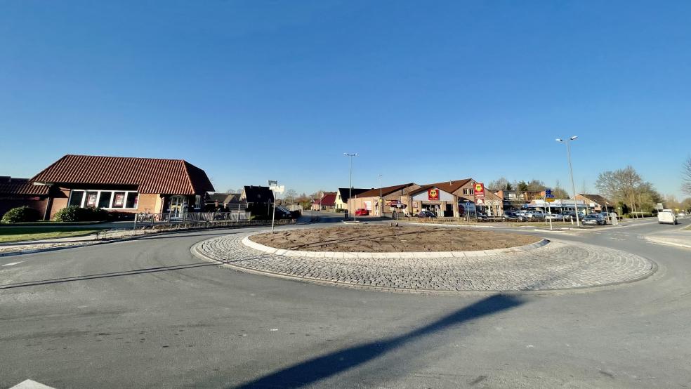 Im Kreisverkehr in Möhlenwarf kam ein Motorradfahrer aus Hamburg zu Fall. Ursache war vermutlich eine Ölspur auf der Fahrbahn. © Archiv