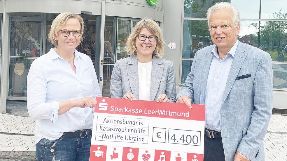 Heike Kliegelhöfer (Pflegedirektorin, von links), Daniela Kamp (Kaufmännische Leitung) und Dr. Hans-Jürgen Wietoska (Ärztlicher Direktor) mit dem symbolischen Scheck für das Aktionsbündnis.  © Foto: privat