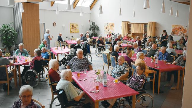 Gute Stimmung beim Sommerfest im Altenzentrum