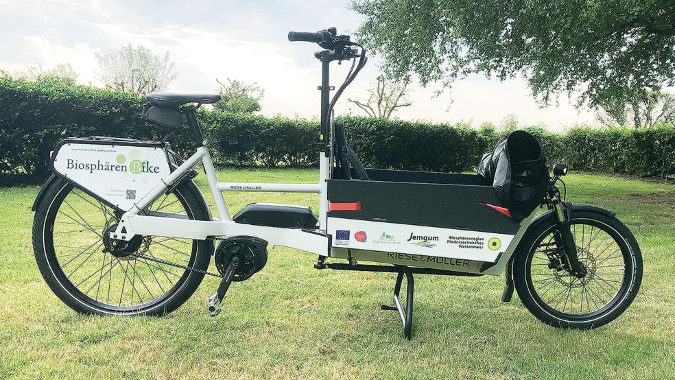 Das Biosphären-Bike »Ubbo«, ein Lastenfahrrad mit Elektroantrieb des Vereins »Ostfriesen-Fiets«, kann bei der Avia-Tankstelle an der Hofstraße in Jemgum ab 1. Juli kostenlos ausgeliehen werden.  © Foto: Verein »Ostfriesen-Fiets«