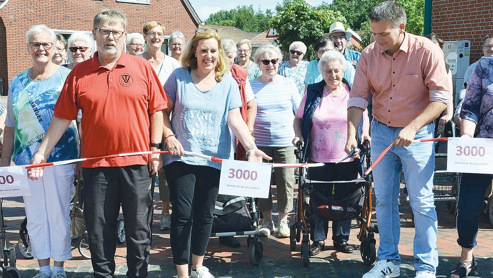 Als Schirmherr gab Bundes Gemeindebürgermeister Uwe Sap das Startsignal für das Projekt »3000 Schritte für die Gesundheit«.  © 