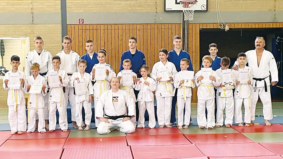 Die Prüflinge, ihre Trainerin Simona Sedmak (vorne) und die sechs Judoka samt Trainer aus des Clubs Dugave aus Zagreb versammelten sich zum Erinnerungsfoto.  © Foto: privat