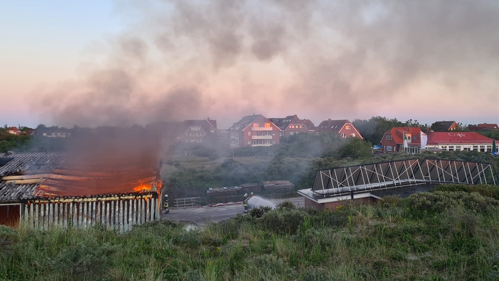 Die Flammen lodern aus dem Dach der Bauhof-Halle. © Gutbier-Wach 