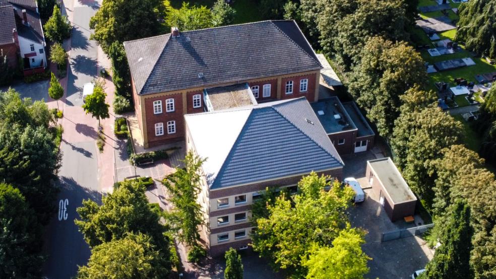 Bürgermeister Heiko Abbas stellte heraus, dass es im Rathaus der Stadt Weener nun vorangeht: »Seit Anfang 2022 läuft die Bearbeitung der Abschlüsse wieder unter Hochdruck, sodass in Kürze der Abschluss 2014 prüffähig gemeldet werden kann.«  © Bruins