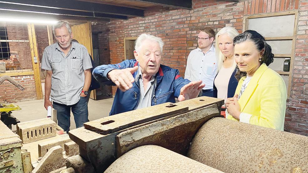 Einblicke ins Zieglerhandwerk vermittelte Altziegler Paul Zimmer (2. von links) der CDU-Besuchergruppe mit Gitta Connemann, Silke Kuhlemann und Malte Blümel (von rechts). Links im Bild: Ziegeleivereins-Vorsitzender Wilfried Voß.  © Foto: Hanken