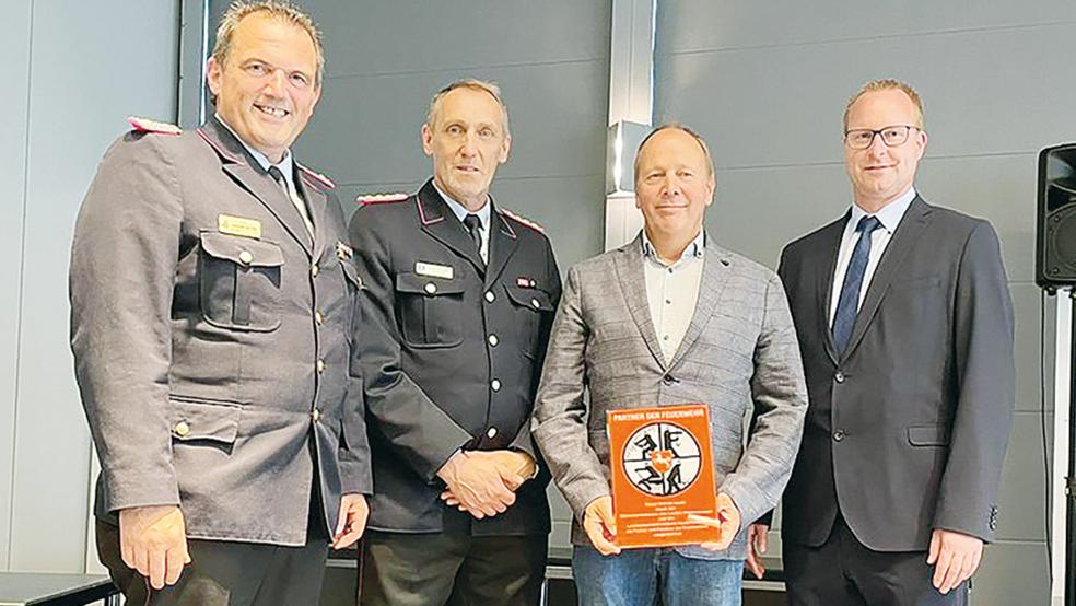 Nach Hannover begleitet wurde Theodor Bruns (Zweiter von rechts) von Kreisbrandmeister Johann Waten, dem Leeraner Stadtbrandmeister Jan Doosje sowie Torsten Blank vom Ordnungsamt der Stadt Leer (von links).  © Foto: Kreisfeuerwehr