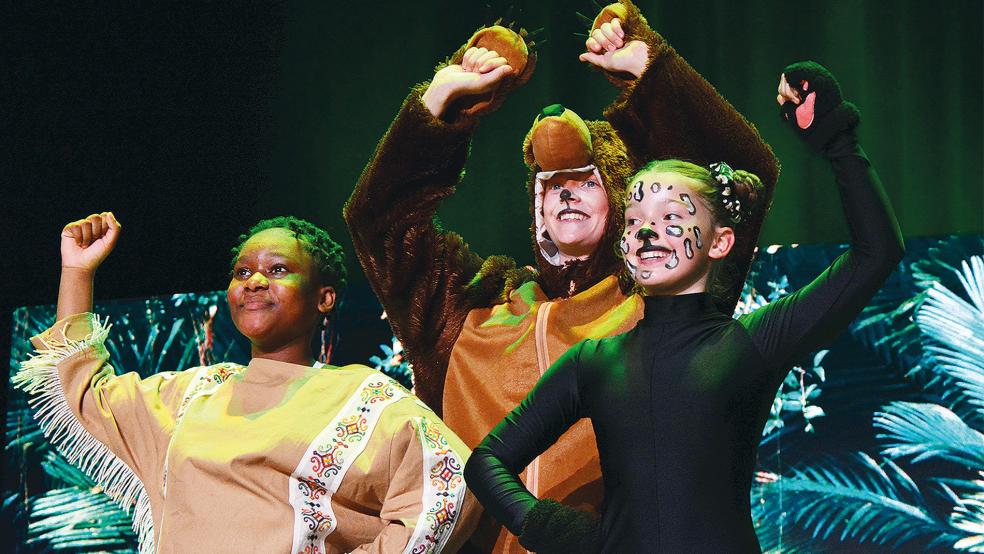 Die Darsteller der Ballettschule Astrid Oberfeuer traten in bunten Kostümen im Theater an der Blinke in Leer auf.  © Fotos: Eden