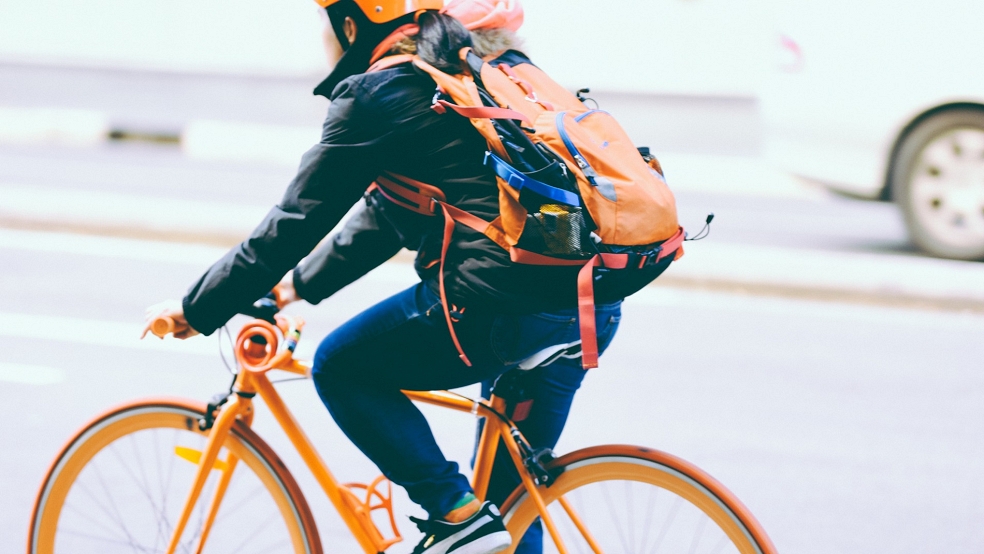 Ein mit Gepäck beladener Fahrradfahrer war heute Nachmittag auf der A 31 unterwegs. © pixabay (Symbolfoto)