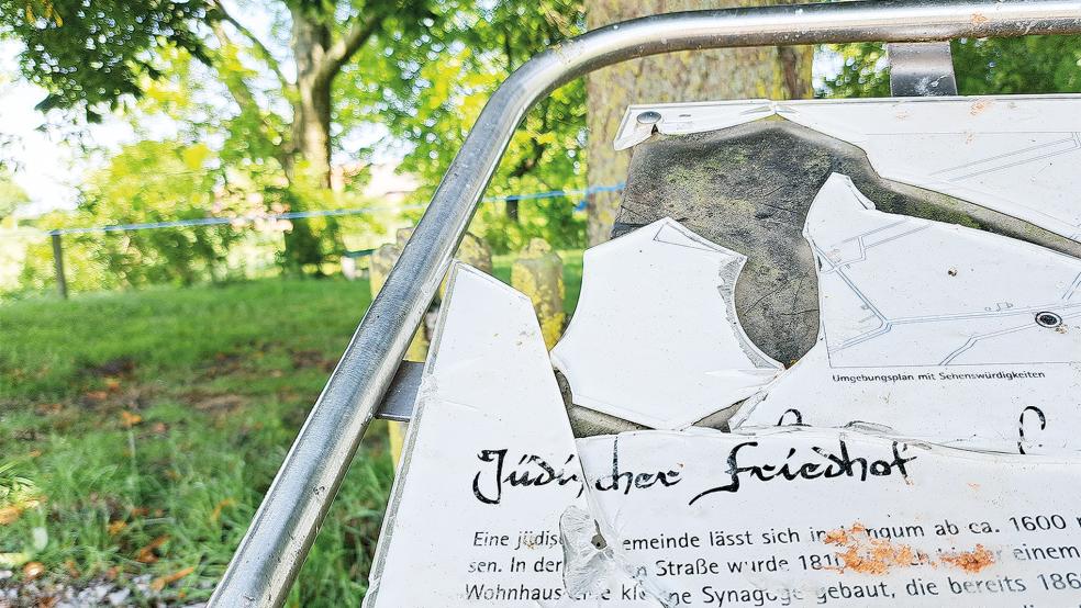 Bruchstücke: Die Informationstafel vor dem jüdischen Friedhof am Speckfenneweg in Jemgum wurde von Unbekannten zertrümmert. Die Polizei hat Ermittlungen aufgenommen.  © Foto: Szyska