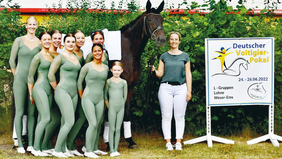 Das L-Team des Reitvereins Rheiderland freute sich über einen sensationellen 21. Platz beim Deutschen Voltigier-Pokal in Lohne.  © Collae: privat