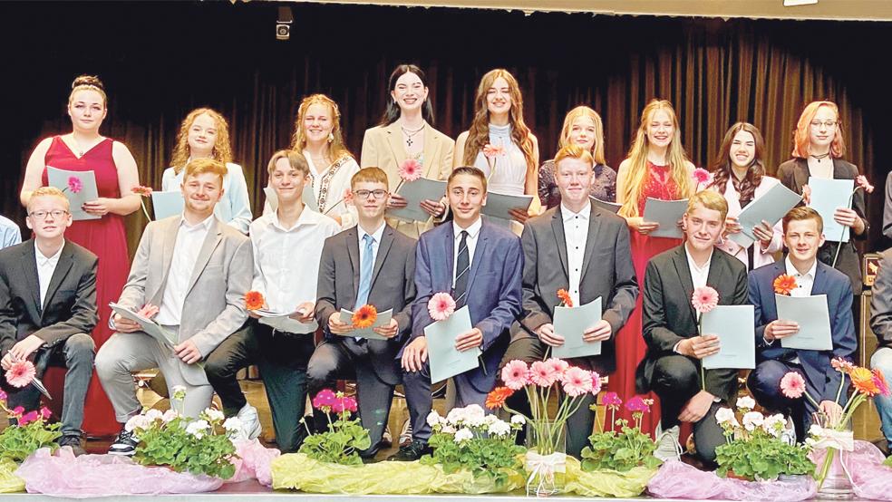 Die Rheiderländer Schüler der FCSO freuten sich über ihre Schulabschlüsse.  © Foto: FCSO