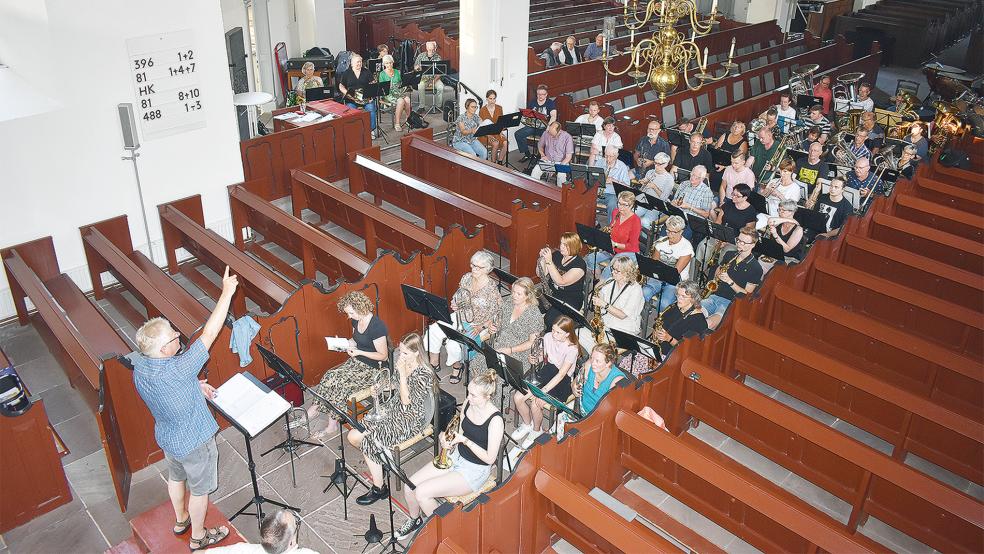 Das Foto zeigt die Musiker bei der Probe für das 15. Bläser- und Orgelkonzertes in ungewohnter Sitzordnung, da der Platz vor der Kanzel bereits mit einem Podium für das »Gezeitenkonzert« am heutigen Sonnabend »blockiert« war.  © Foto: Kuper