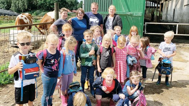 Kinder bestaunen Hofleben