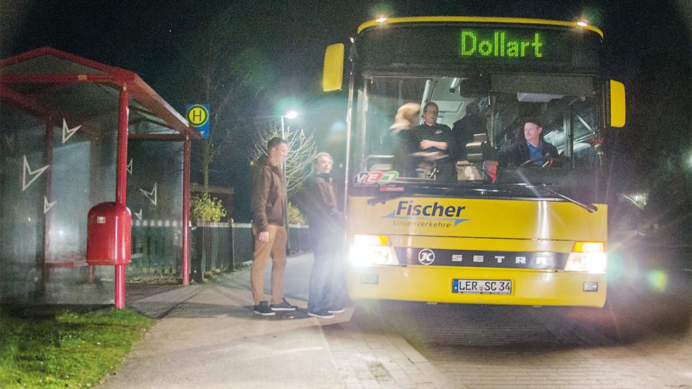 Von Samstag auf Sonntag für fünf Euro durch die Nacht: Während das Nachtbus-Konzept andernorts aufgeht, ist die Nachfrage im Niederrheiderland offenbar zu gering. Bis Anfang 2019 hatten die »Fischer Linienverkehre« die Strecke zwischen Bunderhee und Leer bedient (Bild).  © Foto: Wübbena