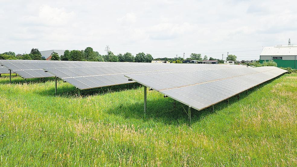 Wie es funktionieren kann, zeigt die Firmengruppe Connemann in Leer mit ihrer Photovoltaik-Anlage auf der Fläche zwischen der Sägemühlenstraße und »An der Seeschleuse«. Der erzeugte Solarstrom wird zur weitgehenden Versorgung der gegenüberliegenden Produktionsstätte der Hammerlit GmbH genutzt.  © Foto: Szyska