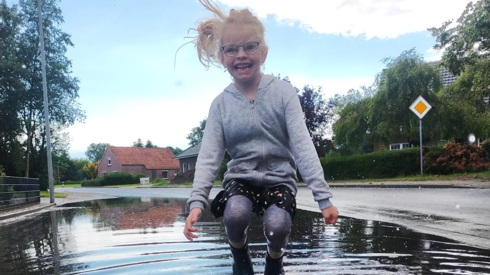 Große Sprünge im Nass: Helmut Tülp schickte dieses Bild von der Straße "Zur Heide" in Holthuserheide. © Tülp