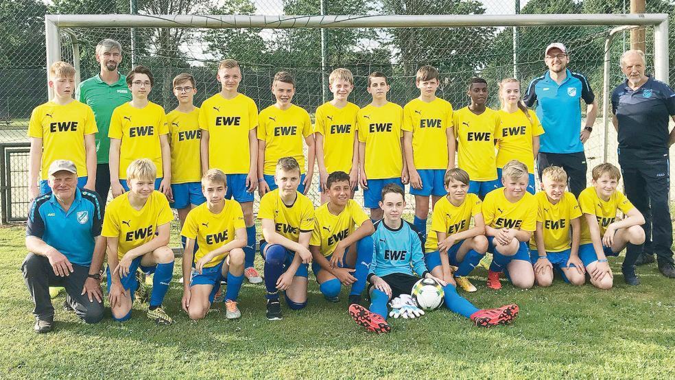 Die JSG Weener/Stapelmoor: (hinten, von links) Sebastian Wolthuis, Trainer Jan Dirk Holtkamp, Christopher Dahms, Fynn Eilers, Marten Tergast, Silas Diehl, Philip Mülder, Benjamin Čamdžić, Süntke Holtkamp, Mohamed Osman, Marieke Nolte, Trainer Michael Nolte, Trainer Hermann Siemons, vorne von links) Trainer Albertus Korte, Raik Feenders, Erik Korte, Jonas Zimmermann, Haydar Moslemani, Joost Loger, Wim Sanders, Bente Sterrenberg, Jakob Koenen und Benjamin Kautzky.  © Foto: privat