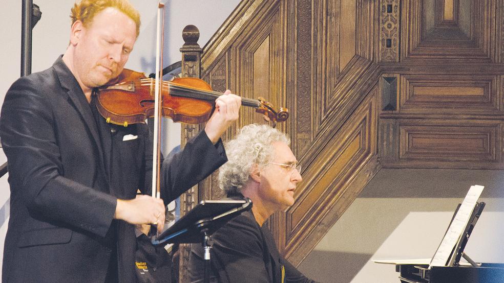 Versunken im Spiel: Daniel Hope (Violine) und Matthias Kirschnereit (Klavier) bei ihrem Auftritt in Weener.  © Fotos: Hanken