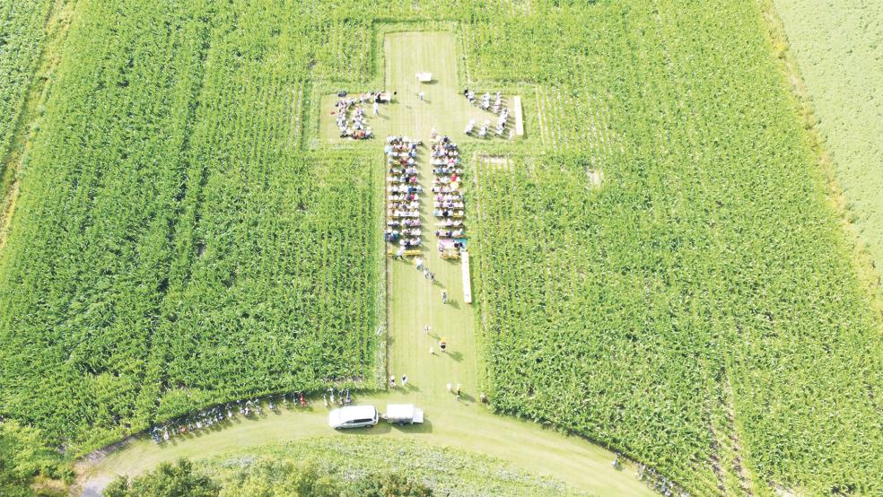 Rund 200 Teilnehmende kamen zum Freiluft-Gottesdienst. © Foto: Bruins