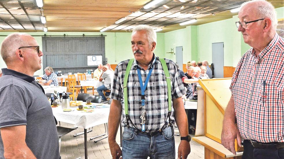 Der neue Kreisvorsitzende Heinrich Martens (links) im Gespräch mit seinem Vorgänger Berend Tammen (rechts) und dem Weeneraner Vereinsvorsitzenden Gerhard Niemann.  © Foto: Ammermann