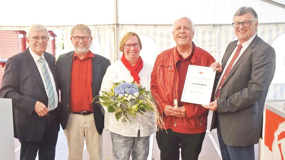 Johann Schön (links) und Winfried Neumann (rechts) zeichneten Gerold von Hoorn (Zweiter von rechts) für seine langjährige Mitarbeit im Fußballsport aus. Mit van Hoorn freuten sich seine Frau Hilde und TV-Vorsitzender Wilhelm Timmer.  © Foto: TV Bunde