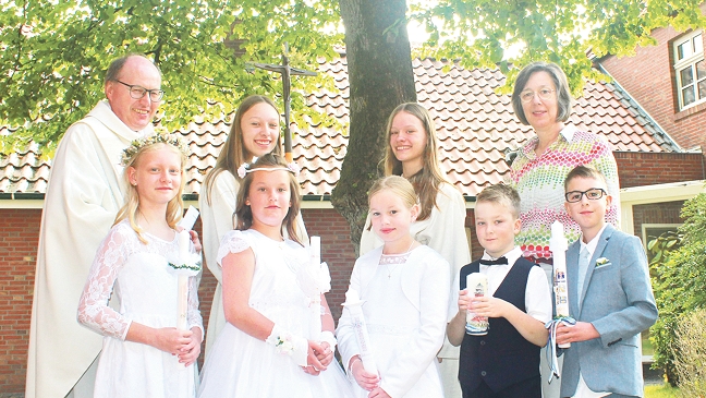 Fünf Kinder feiern Erstkommunion