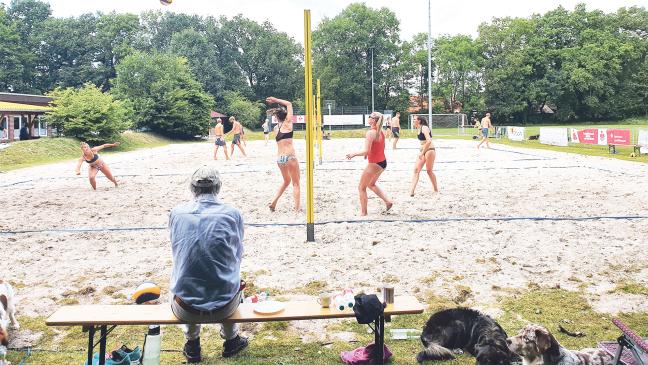 Beim Volleyball spielte sogar das Wetter mit