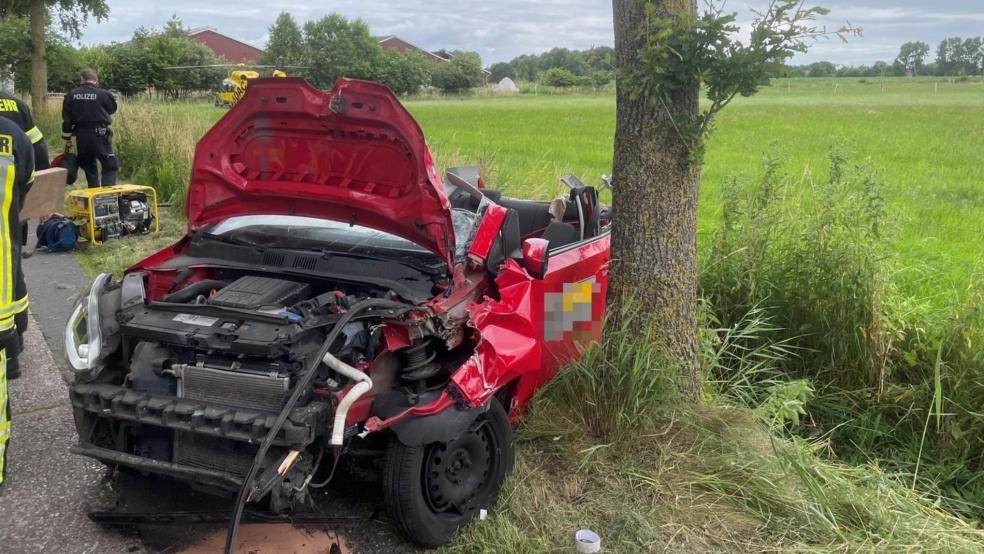 Das Dach des Unfallwagens musste entfernt werden, um die Fahrerin befreien zu können. © Feuerwehr Ochtelbur 