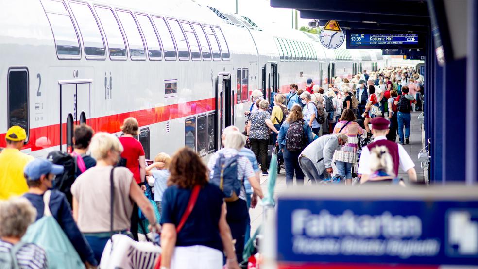 Urlauber-Andrang am Bahnsteig Norddeich-Mole: Ab Freitag gilt im IC von Bremen hierher auch das Neun-Euro-Ticket.  © Foto: dpa