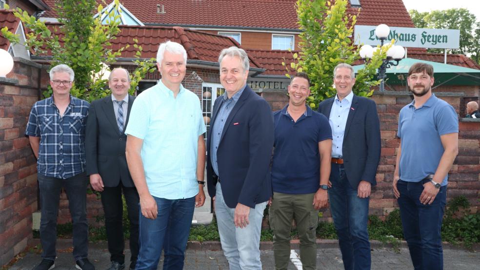 Der bisherige Kreishandwerksmeister Jan Dekena (3.v.l.) gratulierte seinem Nachfolger Heiner Heijen (4.v.l.) und dem frisch gewählten Vorstand. © Privat
