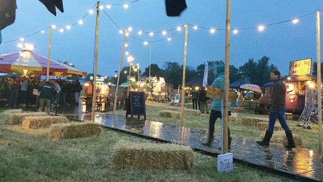 Kleines Dorf integriert in fast vier Kilometer lange Bühne