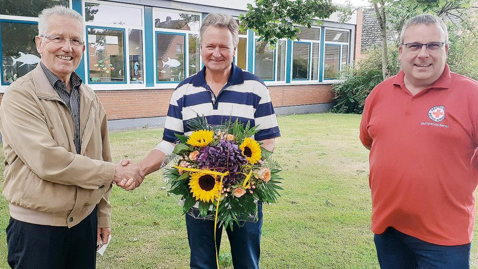 Dr. Dieter Babbel vom DRK-Ortsverein Weener (links) und DRK-Gebietsreferent Wilfried de Buhr zeichneten Gerd Freerks für seine besondere Leitung aus.  © Foto: Berents