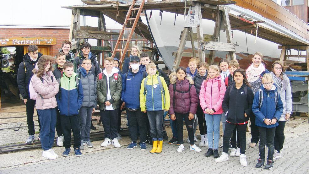 Auf der Bültjer-Werft in Ditzum: Die Sechstklässler der Jemgumer Carl-Goerdeler-Schule, ihre Lehrerinnen Anke de Vries und Geert­je Steen, Schulleiterin Griet Leggeri sowie Annemarie Castillo und Danira Wiebe von der Universität Vechta.  © Foto: Szyska