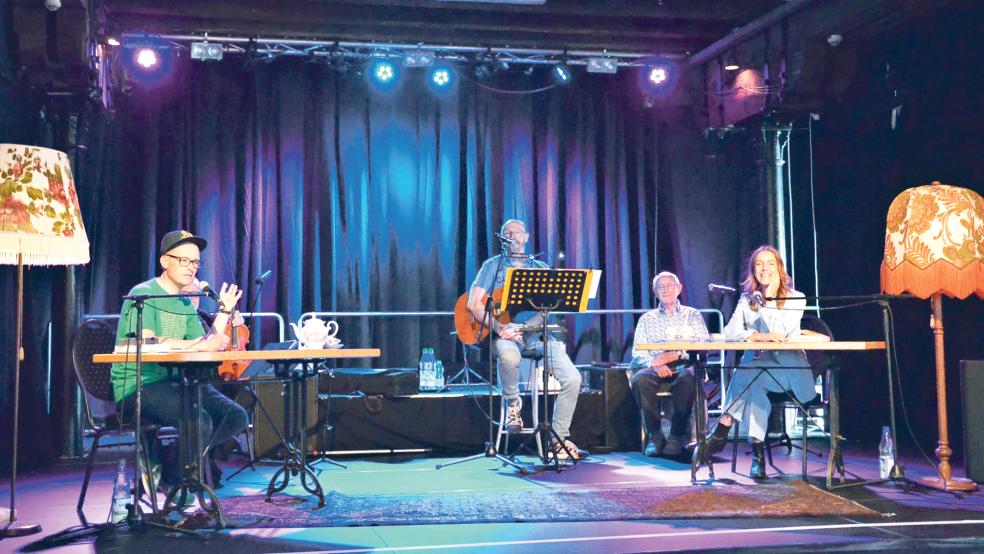 Jan Brandt (links) und Sylvie Gühmann präsentierten mit dem Trio »Mare« ostfriesische Weisheiten und Weisen zum Zuhören und Mitsingen.  © Foto: Ammermann