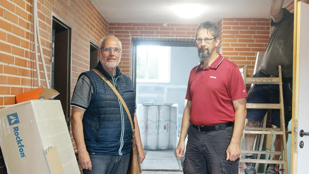 Alfred Köller (links) und Wolfgang Hermann freuen sich über die Fortschritte der Sanierungsarbeiten.  © Foto: Berents