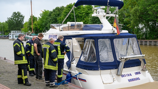 Undichtes Sportboot ruft Feuerwehr auf den Plan