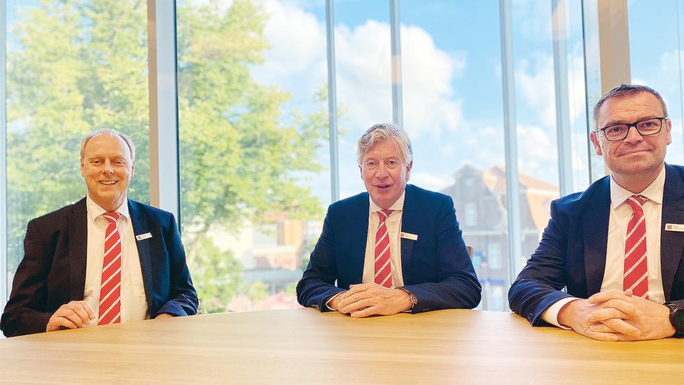 Vorstandsfoto im Sitzungssaal »Weener« des Sparkassenhauses. Sogar altes Mobiliar aus dem Bestand der früheren Sparkasse Weener-Holthusen steht hier noch. Sparkassen-Chef Heinz Feldmann (Mitte) mit seinem Nachfolger Carsten Rinne (links) und Vorstandsmitglied Ingo Fortkamp.  © Foto: Hanken