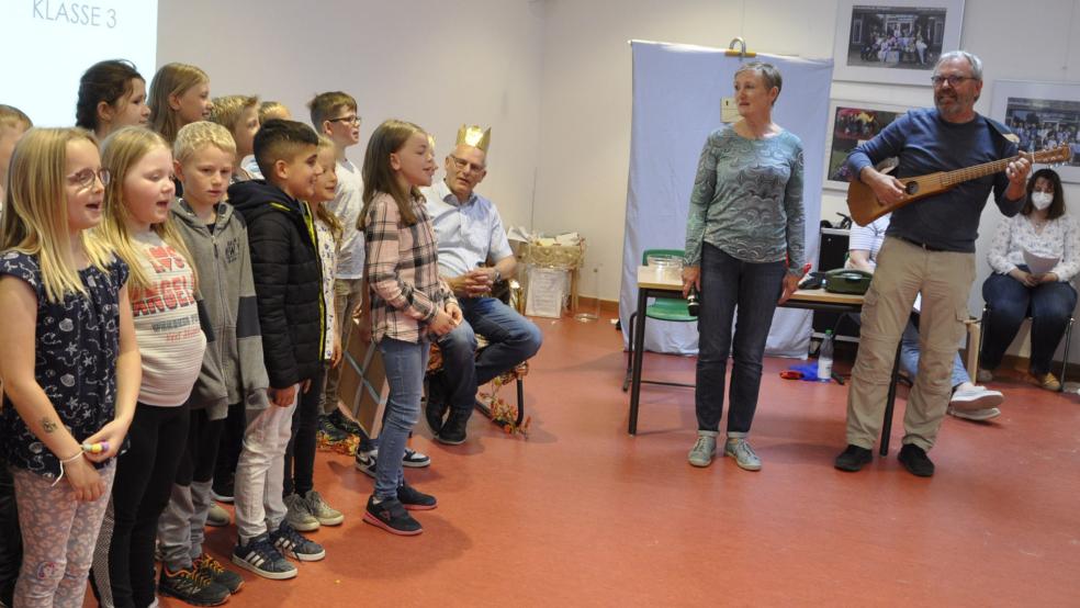 Mit ihrer ehemaligen Klasse und ihrem Ehemann Tom Bohmfalk als Begleitung hatte Helma Bohmfalk, die inzwischen selbst ihren Ruhestand genießt, ein Ständchen für Schulleiter Gerrit Wille eingeübt.  © Foto: Szyska