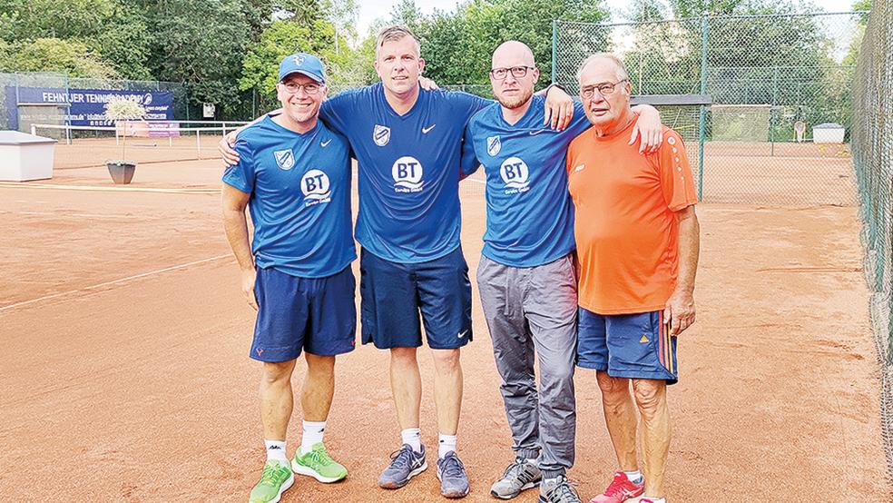 Die Tennis-Herren Steffen Finke (von links), Andreas Schoormann, Matthias Fürst und Heinz-Georg Fürst mussten sich dem TV Ostrhauderfehn unglücklich geschlagen geben.  © Foto: privat