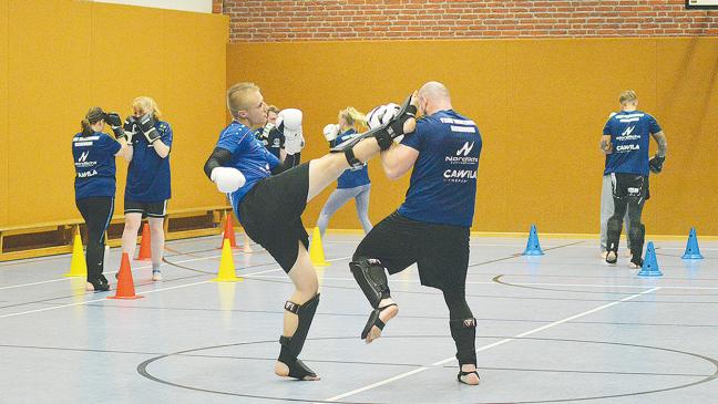 Kickboxer lassen unter Flutlicht die Fäuste fliegen