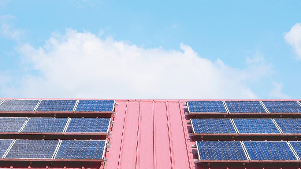 Viele Dächer im hiesigen Kreisgebiet eignen sich zur Nutzung der Sonnenenergie - doch auf Gebäuden des Landkreises Leer und seiner Kommunen sind Photovoltaik-Anlagen bislang kaum vorhanden.  © Symbolfoto: Pixabay