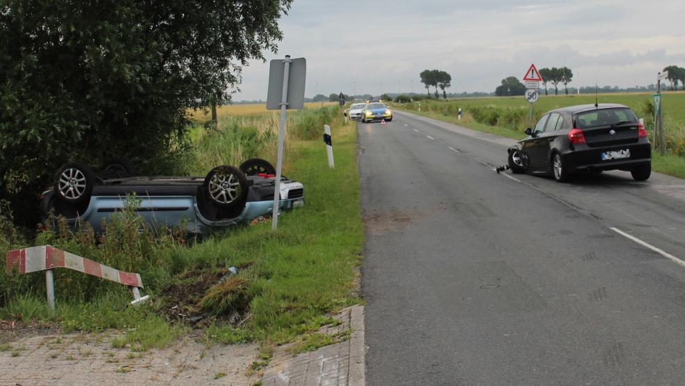 Da Betriebsstoffe aus dem BMW ausliefen, wurde um 6.27 Uhr die Ölschadensgruppe der Ortsfeuerwehr Krummhörn-Nord alarmiert. Die Einsatzkräfte streuten die ausgelaufenen Betriebsstoffe ab. © Kilian Peters (Feuerwehr Krummhörn)