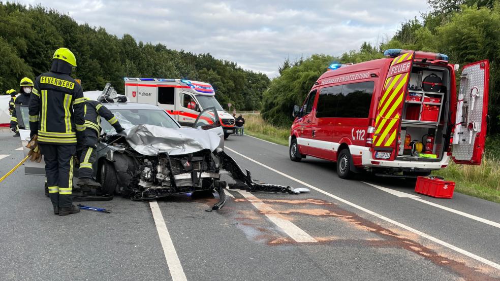 Neben vier Rettungswagen, einem Notarztwagen und einem Notfallseelsorger waren insgesamt 32 Einsatzkräfte der Feuerwehren Papenburg und Aschendorf vor Ort.  © Feuerwehr Papenburg