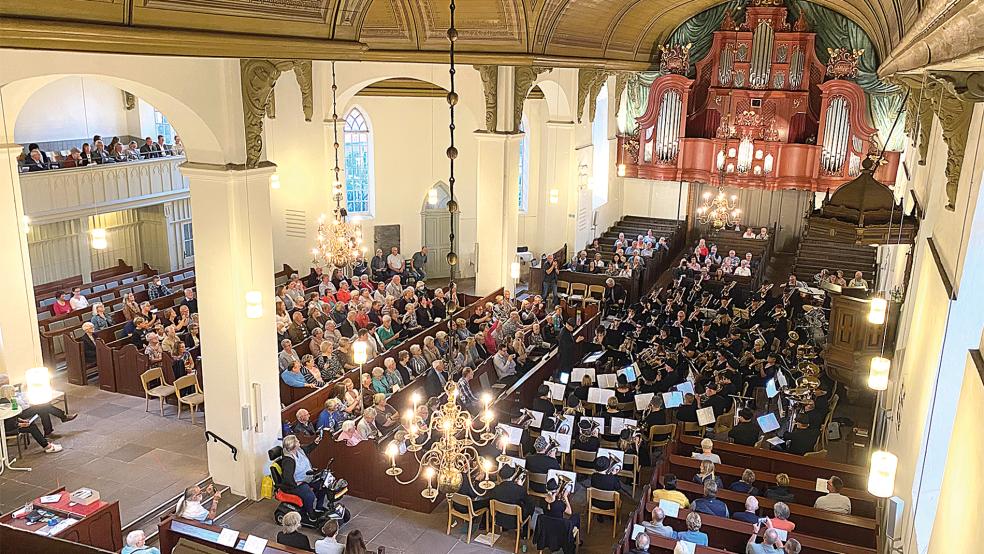 »Angenehm voll« war es mit ungefähr 500 Besuchern und etwa 60 Musikern am Sonnabend beim 15. Bläser- und Orgelkonzert in der reformierten Georgskirche in Weener.  © Fotos: Kuper