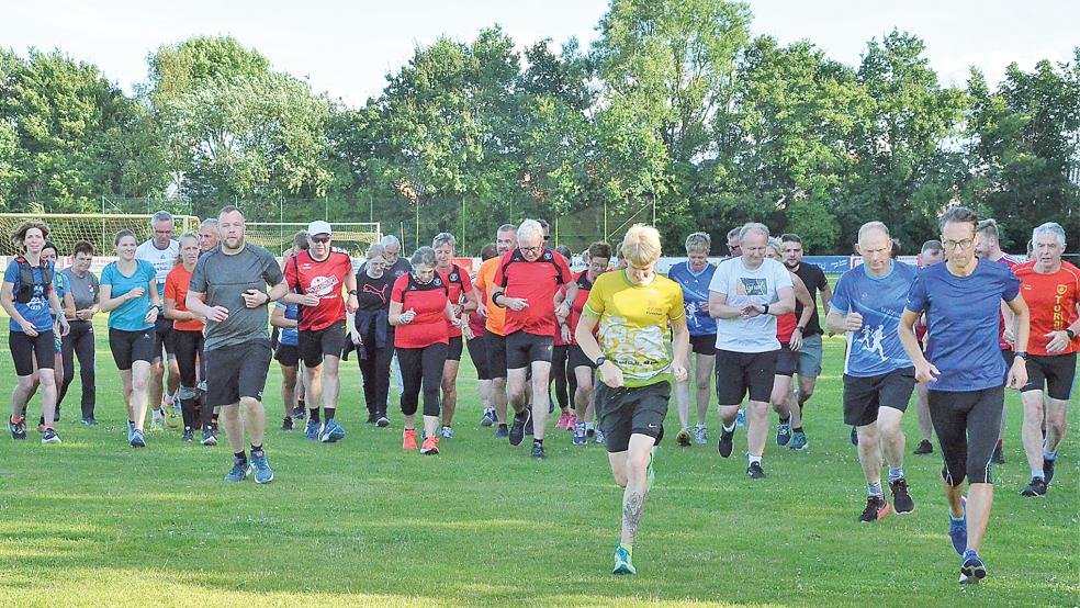Start zum »Schaapködelloop«: Auf dem Sportplatz des SV Ems Jemgum ging es am Freitagabend los, anschließend führte die Strecke die Läufer am Emsdeich von Jemgum nach Midlum und zurück.  © Foto: Ammermann