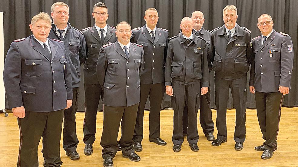 Heiner Meints (Brandmeister/Wymeer-Boen), Jan Remmers (Hauptbrandmeister/Jemgum), Mark Bruns (Löschmeister/Weener), Jan-Helmut Jans (Löschmeister/Holthusen), Stefan Siemens (Brandmeister/Holthusen), Stephan Hillbrands Brandmeister/Jemgum) und Ralph Janssen (Oberbrandmeister/Jemgum) wurden befördert, Jan Hilbrands (Jemgum/Ehrennadel des Landesfeuerwehrverbandes) und Jörg Fisser (Weener/Feuerwehrverband Ostfriesland) geehrt (von links).  © Kuper